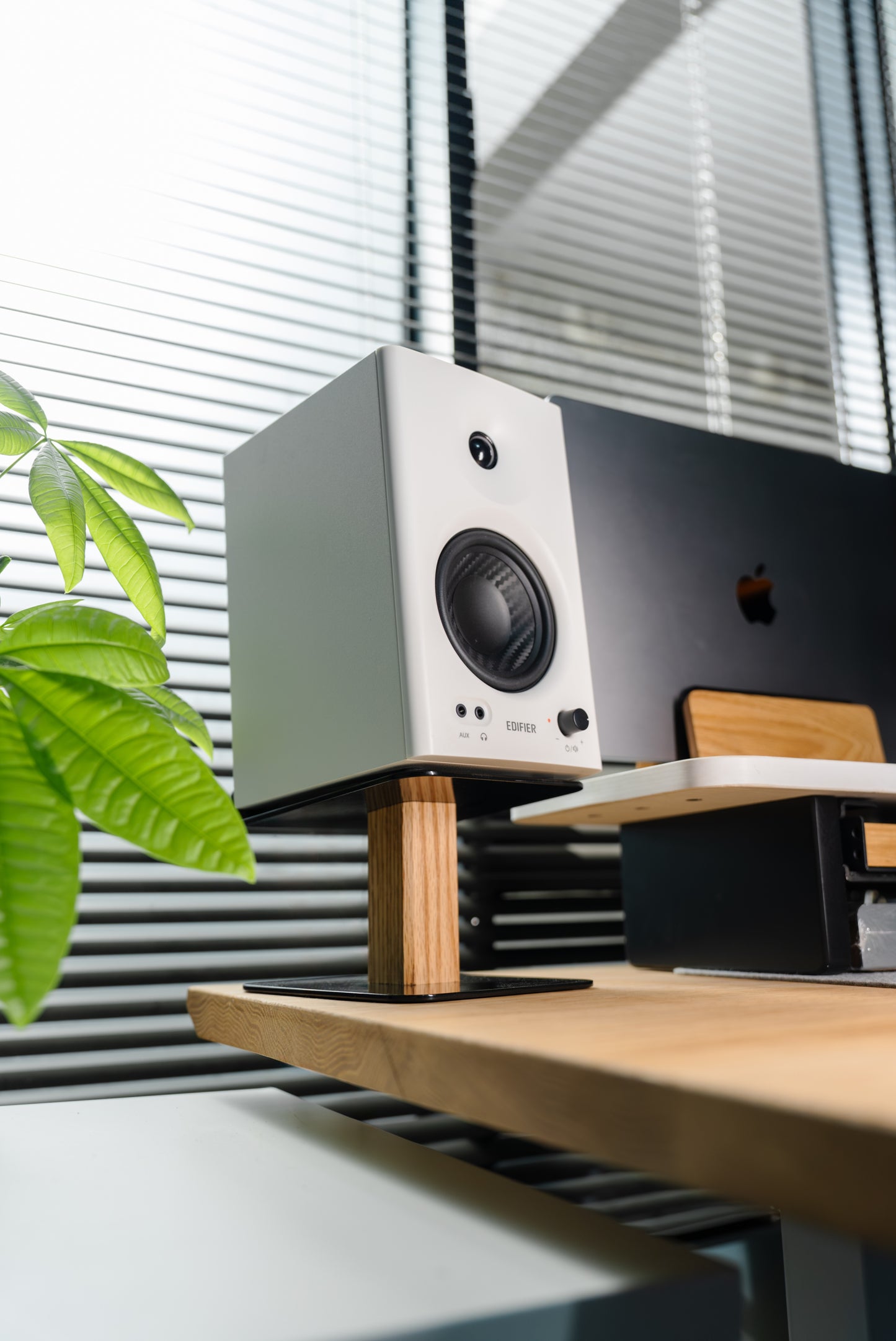 ZM Speaker Stand：Premium Aluminum & Wood Audio Stand for Superior Sound Experience