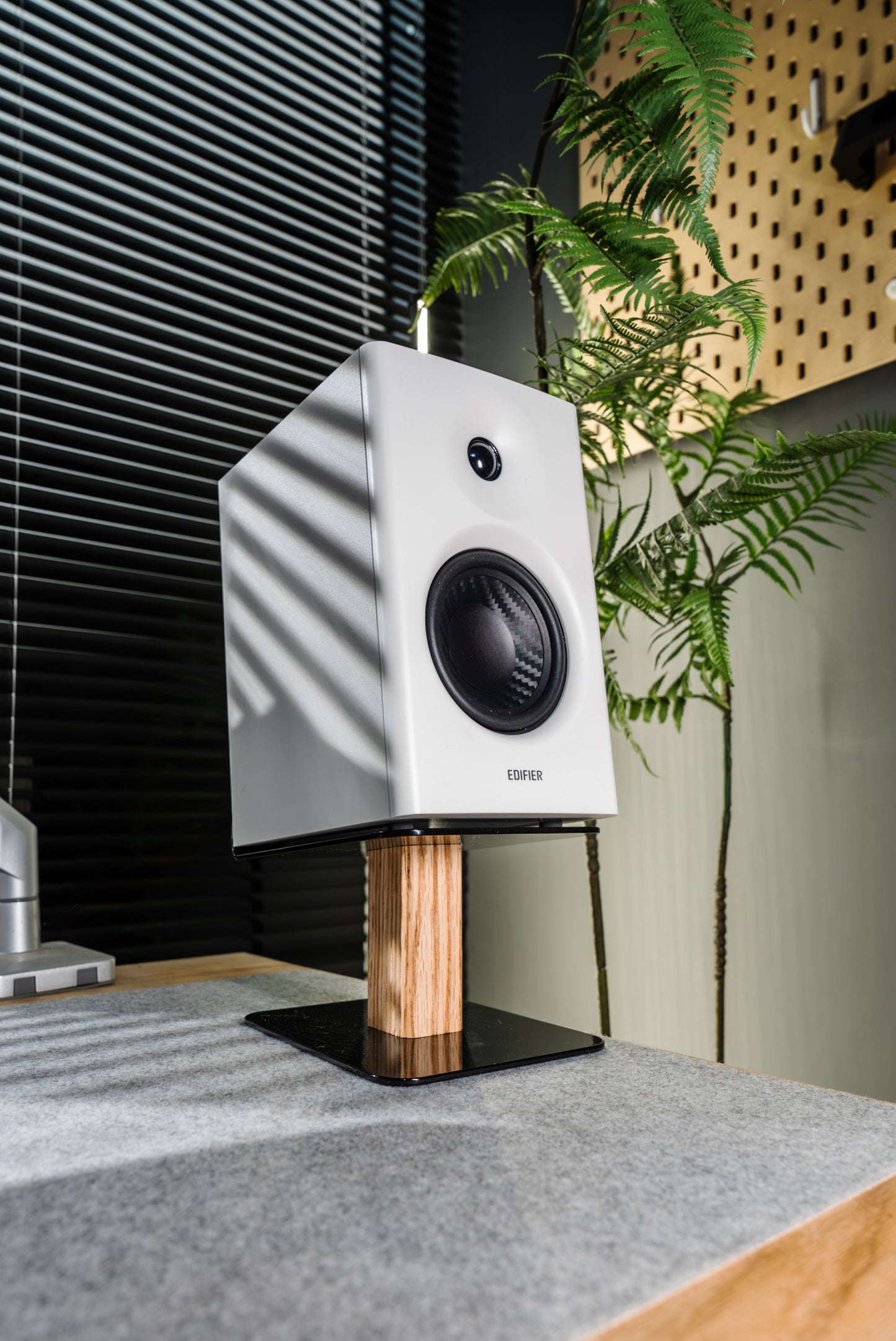 ZM Speaker Stand：Premium Aluminum & Wood Audio Stand for Superior Sound Experience