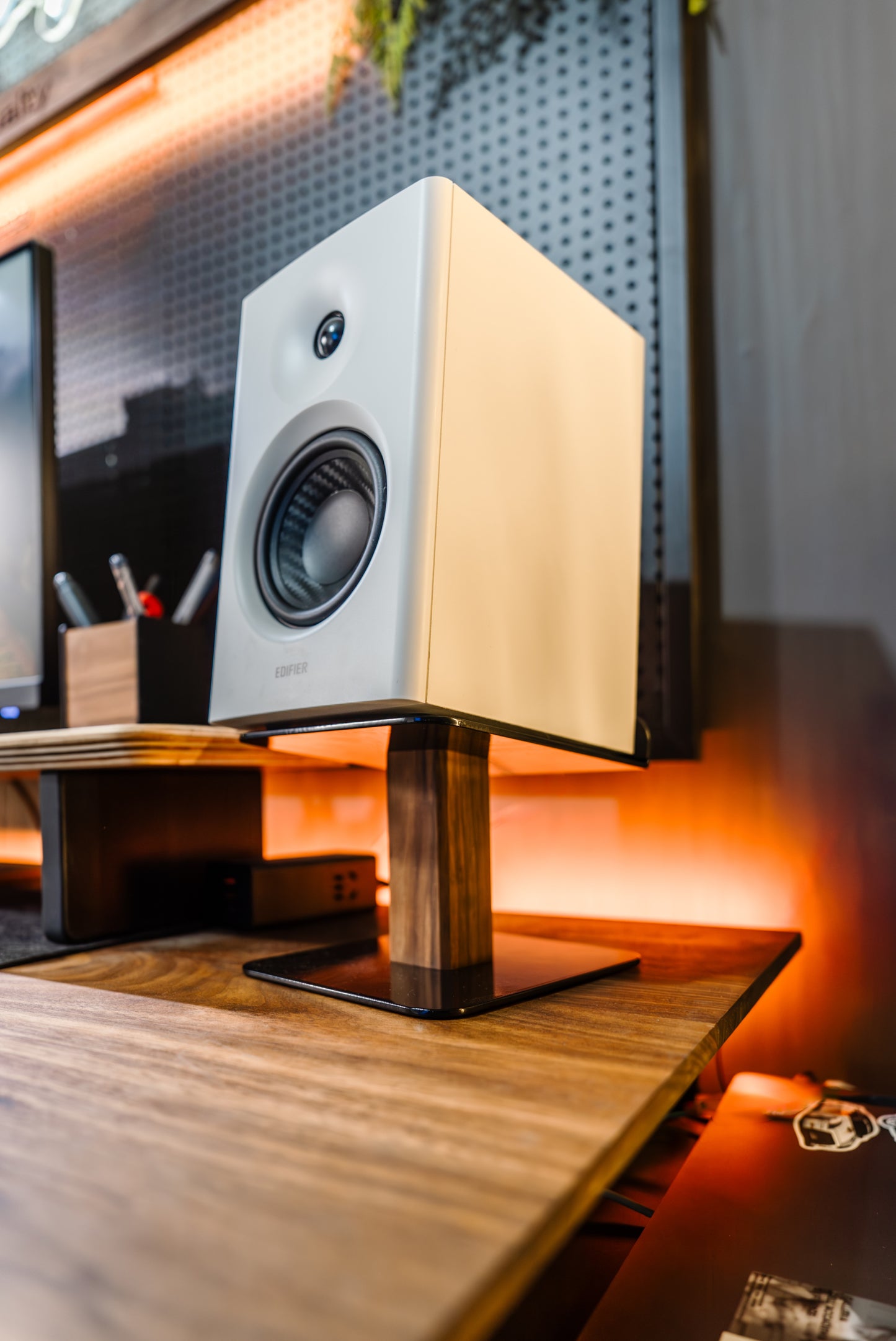 ZM Speaker Stand：Premium Aluminum & Wood Audio Stand for Superior Sound Experience